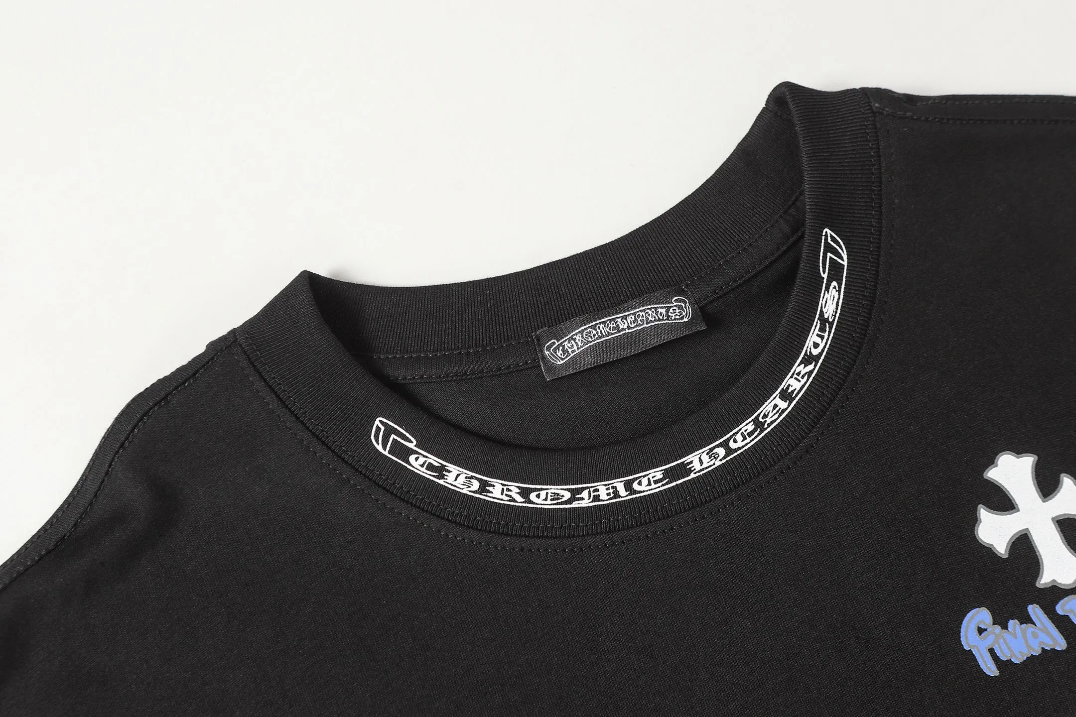 P170 Chrome Hearts CH Chrome Hearts Cross ✝️Denim embroidered Sanskrit short-sleeved T-shirt. Printed using direct injection imported machines. Hardware and accessories are all milled and customized. Correct configuration. Black 2025 Chrome Hearts authentic packaging. 260 grams of custom-dyed double yarn cotton. Large version. Loose and stylish. Differentiated from low version, slim and long version with upper body and hips. 100% commitment: top quality. Not fast food. Highest version on the market. Top quality - different from ordinary versions on the market. If you care about quality, you should also respect the price. Absolutely 0 after-sales service and 0 return rate so far. It’s hard not to love the style - 260g double yarn cotton custom dyed fabric - Correct high-density main mark, washed tag, hand-sewn